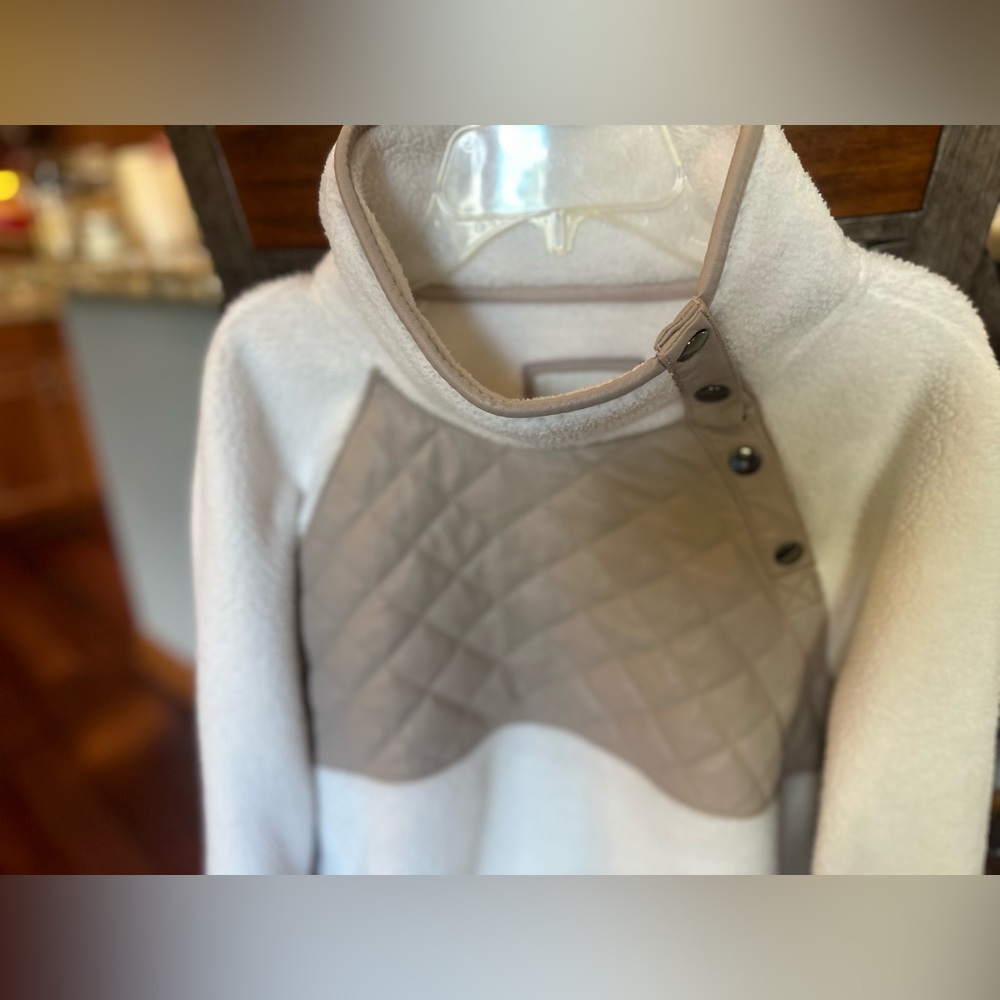 SOLD ON XPOSTAbercrombie & Fitch Cream & Tan Quilted Pullover. Small. EUC. - Picture 2 of 16
